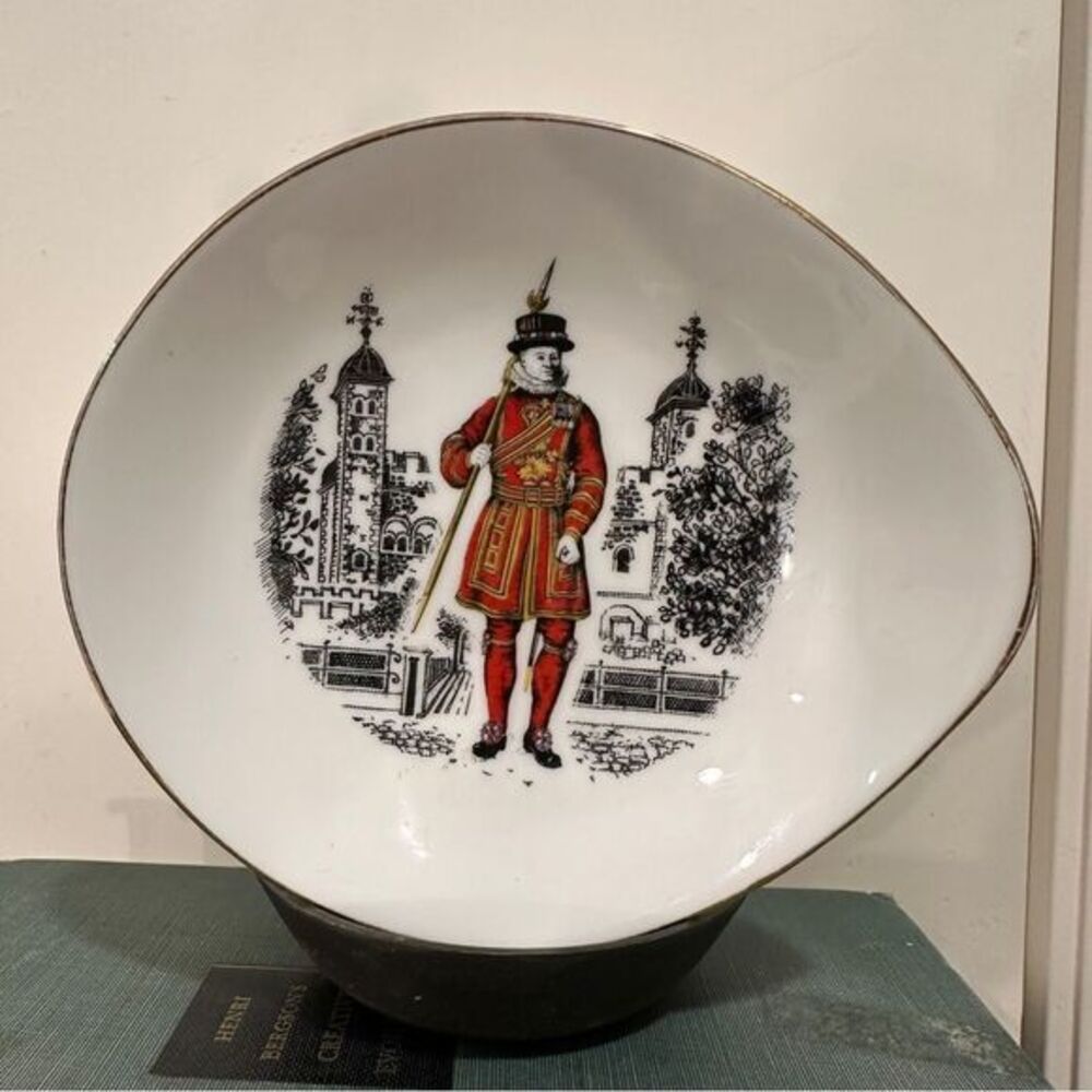 Staffordshire Queensberry fine bone china teardrop kings guard china dish bowl